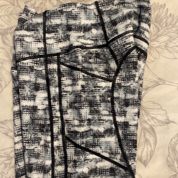 TYC-Til You Collapse Effortless Heart Booty Leggings - Digital Plaid - Picture 4 of 4